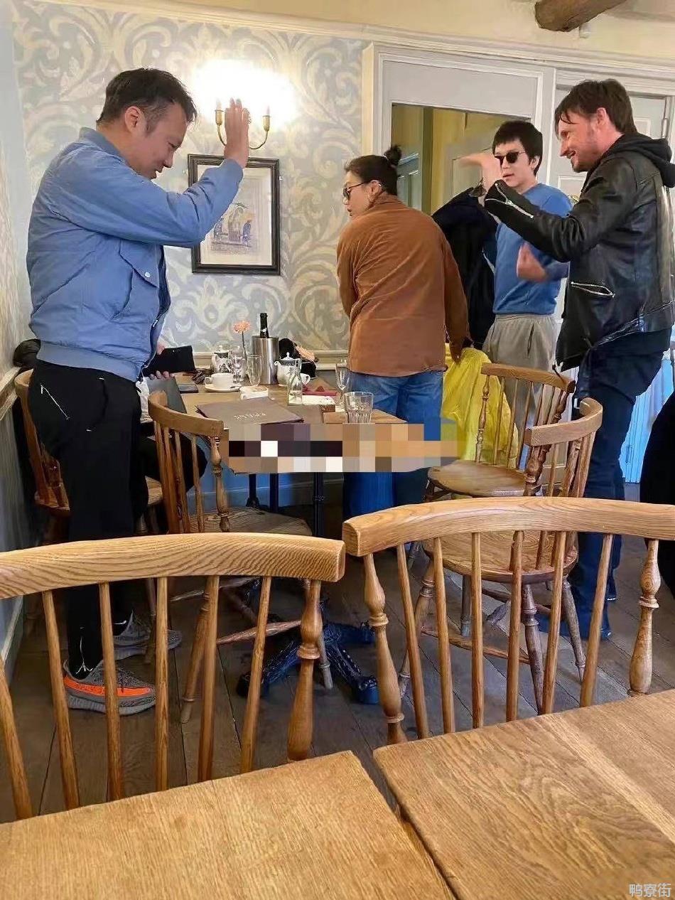 马思纯疑在英国待产孕味十足